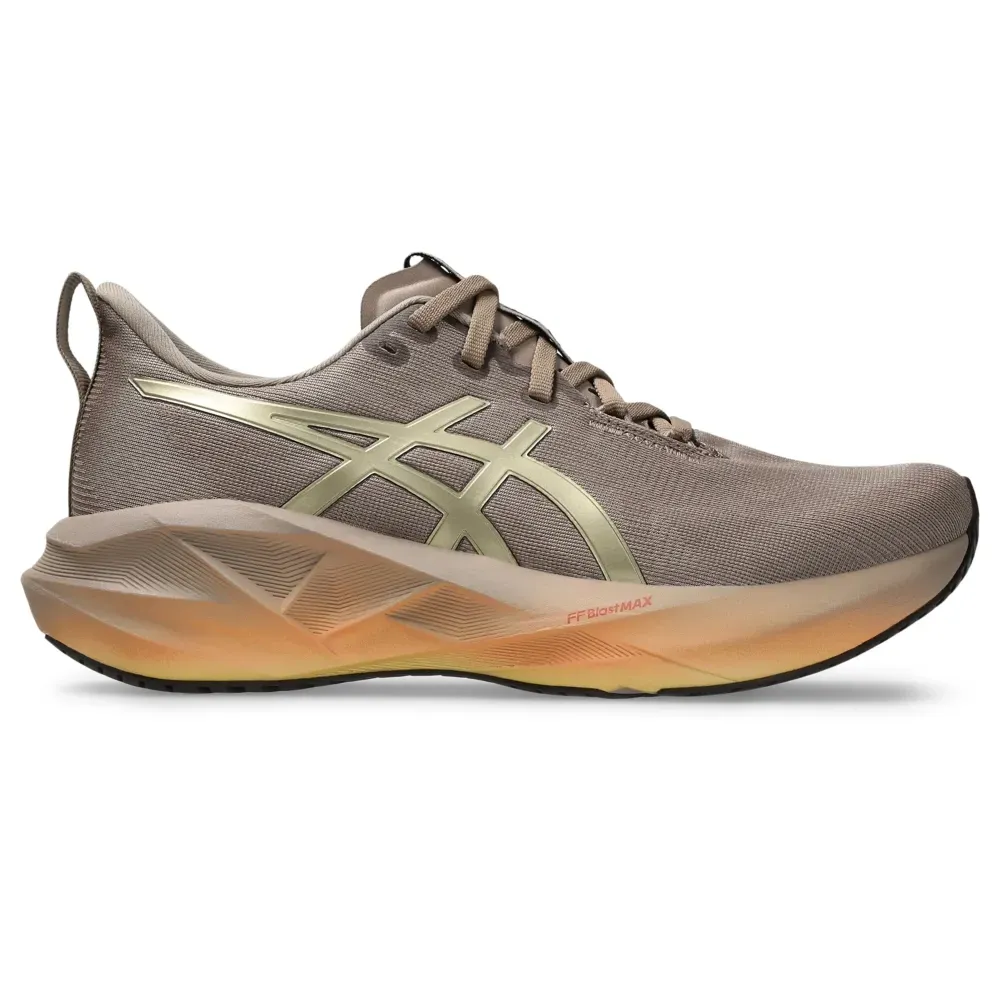 Tênis ASICS Novablast 5 vista lateral direita em tom cinza taupe com entressola espessa degradê bege/laranja e sola preta